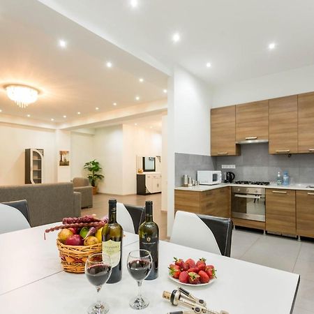 Apartment In The City Center Lll 트빌리시 외부 사진