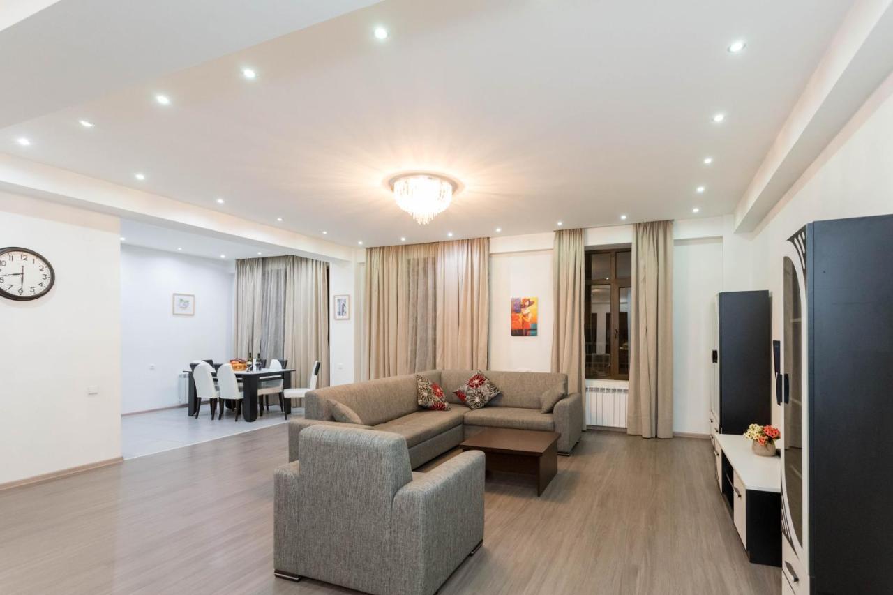 Apartment In The City Center Lll 트빌리시 외부 사진